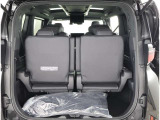 リヤシートのシートバックを倒せば、更に積載容量が広くなり、よりたくさんの荷物の収納長尺の荷物の収納が可能になります♪