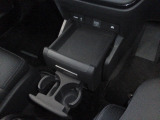 運転席からも助手席からも使いやすい位置に引き出し式ドリンクホルダーとスマホなどを置けるトレイを配置。