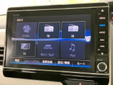 CD/DVD再生に加え、ラジオやiPodなど、多様な音源に対応。お好みの音楽を車内で存分にお楽しみいただけます。直感的な操作で快適に使用可能です。