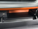 運転席側のインパネアッパーボックスは嬉しい収納!USBソケット付きでスマホの充電もできます!