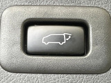 【パワーバックドア】スマートキーや運転席のボタンを押すだけでリアゲートが自動で開閉します!荷物を持っている時や、高い位置にあるバックドアを閉める際に便利な機能です♪