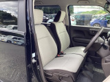 【ベンチシート】運転席と助手席の移動もスムーズ!狭い駐車場での乗り降りや、お子様の乗り降りにも便利です。座席の間にコンソールボックスやドリンクホルダーがないため、車内空間が広く感じます。