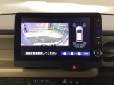 バックギアに入れますとご覧のような画像に自動的に切り替わります。車庫入れ時に役立ちます。