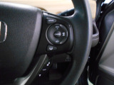 ハンドル右側にはクルーズコントロールのスイッチが装備され、運転中の操作も安心して行えます。