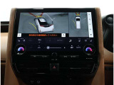 パノラミックビューモニター装備!サイドクリアランスビュー/コーナリングビュー・車両に取り付けたフロント、サイド、バックカメラの映像を合成して画面上に表示させ、車両をうしろ上空から見たような映像を表示。