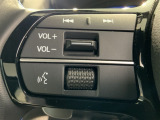 ステアリングにオーディオ操作スイッチが付いています。オーディオ画面に直接タッチしなくても操作が出来ますので、運転に集中できます。