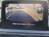 カラーで後方映像をモニターに映し出してくれるので、ショッピングモールのような狭い駐車場であったとしても障害物を見つけ、楽々駐車することができますね。