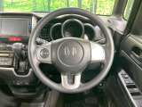 インテリアに合わせたデザインのステアリングは、運転される方のことも考え、運転しやすい形状、大きさです。是非一度、実際に触ってお確かめください。