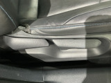 シートハイトアジャスターが付いているので運転姿勢を調整するのに便利ですね。身長に合ったシートポジションは安全運転や疲労軽減にもつながります。
