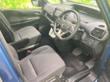 開放感のある室内空間が広がります。運転席からの視界も広く、運転に集中できます。快適なドライブをサポートします。