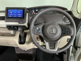 【ハンドル】運転にかかわる様々な操作を安全に行えるように視点移動が少なく操作性に配慮されたスイッチ類が凝縮されたコックピットです。
