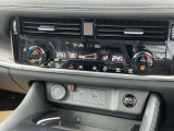 左右独立温度調整機能付きのオートエアコンです。運転席と助手席の温度設定だけでそれぞれ独立して自動的に室内を快適空間にしてくれます。