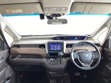 運転席は、大きな座面と包み込むような背もたれがドライバーの身体全体をしっかり支えます。上質なシート素材と座り心地のよいクッションを採用し、長時間の運転やコーナーの多い道も快適です