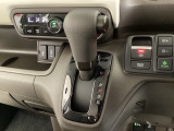 CVT車のセレクトレバーです。低速から高速まで、変速ショックのないスムーズな走りと、エンジン効率のよい領域を維持して燃費にも貢献します。サイドブレーキはスイッチ操作の電子制御パーキングブレーキです。