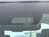 【三菱e-Assist】走行中に前方の車両等を認識し、衝突しそうな時は警報とブレーキで衝突回避と被害軽減をアシスト。より安全にドライブをお楽しみいただけます。