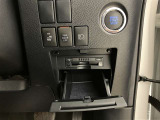何かと便利なグローブボックス。メンテナンスノートや車検証、ちょっとしたメモと筆記用具等を入れておくとあればもしもの時にも便利ですね。