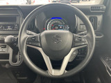 握りやすく、操作性の良いステアリング。運転中の疲労を軽減し、快適なドライブをサポートします。オーディオ操作もステアリングから可能です。