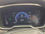 洗練されたデザインのメータークラスターが、ドライバーの視線を惹きつけます。車両情報が一目でわかり、運転に集中できます。