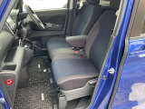 運転席と助手席の間にひじ掛けがございますので便利です。