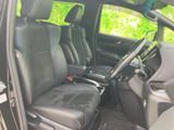 運転席からの視界は広く、運転に集中できます。シート形状も工夫されており、長距離運転でも疲れにくいのが特徴です。ぜひ座り心地を試してください。