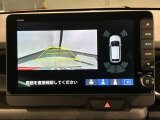 リバースギアに入れるだけで後方の表示へ切り替わります。夜間や雨の日の駐車も楽になりますよ。