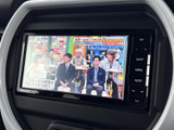 鮮明な映像で、より楽しいカーライフを演出。テレビやVTRなどを楽しめ、長距離移動も退屈させません。明るさ調整機能も搭載されています。