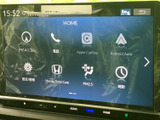 鮮明な地図表示で、初めての道でも安心。周辺情報も確認でき、スムーズなナビゲーションをサポートします。渋滞情報もリアルタイムで受信可能です。