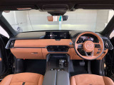 フロントピラーの位置を従来よりも後方にレイアウト。運転席からの視界の広がりを向上。車両の周囲の状況を、いち早く知ることで、安全に運行できます。