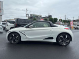 乗り降りのイメージが湧く左側面。ドア面の通りやスライド有無、小キズの出やすい部分も確認◎。