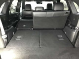 リヤシートを倒すと大きな荷物も搭載可能です。