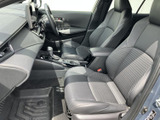 運転席からの視界は広く、運転操作もスムーズ。快適なドライビングをサポートする空間です。上質な素材が、上質なドライブを演出します。