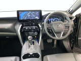 運転席周りのレイアウトをご覧ください。ナビゲーションが綺麗に装着されすっきり収まってますね!