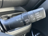操作しやすいウインカーレバーで、安全確認を怠りなく。スムーズな車線変更や右左折をサポートします。周囲への安全な意思表示を確実に。