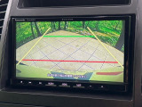 【バックカメラ】駐車時に後方がリアルタイム映像で確認できます。大型商業施設や立体駐車場での駐車時や、夜間のバック時に大活躍!運転スキルに関わらず、今や必須となった装備のひとつです!