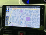 高精細な地図表示で、スムーズなルート案内を実現。複雑な道でも迷わず目的地に到着できます。運転に集中できる環境です。