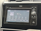 鮮明な地図表示で、目的地への道案内をスムーズに行います。運転に集中しながら、安心して目的地へ向かえます。