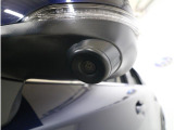 助手席側で見えにくい左前方の映像を、車内のマルチファンクションディスプレイに映し出します。前方への駐車や左寄せ、狭い道でのすれ違いなど、さまざまなシーンで安心して運転できる便利な機能です。