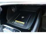 携帯を置けば充電することができるワイヤレス充電器も搭載!