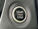 プッシュエンジンスターターです。キーを取り出すことなくブレーキペダルを踏みながらボタンを押すだけでエンジンが始動できます。