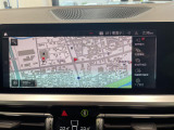 BMWのナビゲーションは操作性も良く、詳細な地図情報と交通状況を見やすく表示し、快適なドライビングをサポートしながら目的地までナビゲートします。