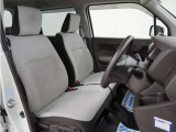 運転席のスペースはゆったりしていて、視界も広く確保されているので普段の運転からロングドライブまで快適です。
