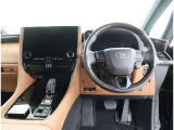 運転席側から見た写真です、お車にマッチングするように考えられたインパネデザイン!沢山のスイッチ類も運転させる方が使いやすい位置に配置されていますね!