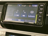 見やすい大型ディスプレイが、運転中の操作をサポート。様々な機能を搭載し、快適なドライブをさらに楽しめます。目的地設定や音楽再生もスムーズに行えます。