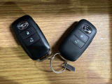 【スマートキー】 スマートキーを携帯していれば、ドアハンドルのボタンを押してロックの解除ができ、パワースライドドア(左側)もワンタッチで開閉できます。