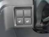 運転席と助手席にはシートヒーターが付いています。