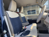 アームレスト付きの運転席は