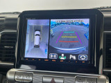 【全方位型モニター】クルマを上空から見下ろしているかのように、直感的に周囲の状況を把握できる全方位型モニター。狭い場所での駐車でも周囲が映像で確認できます。
