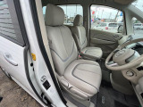 運転席まわりには十分なスペースがあり、大柄な方でもゆったり運転していただける環境です。