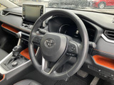 握りやすい形状で、運転操作をサポート。スポーティなデザインが、運転の楽しさをさらに引き立てます。快適なドライビングを追求しました。