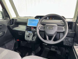 運転席まわりです。 各操作スイッチは使いやすい位置に配置されてます。
